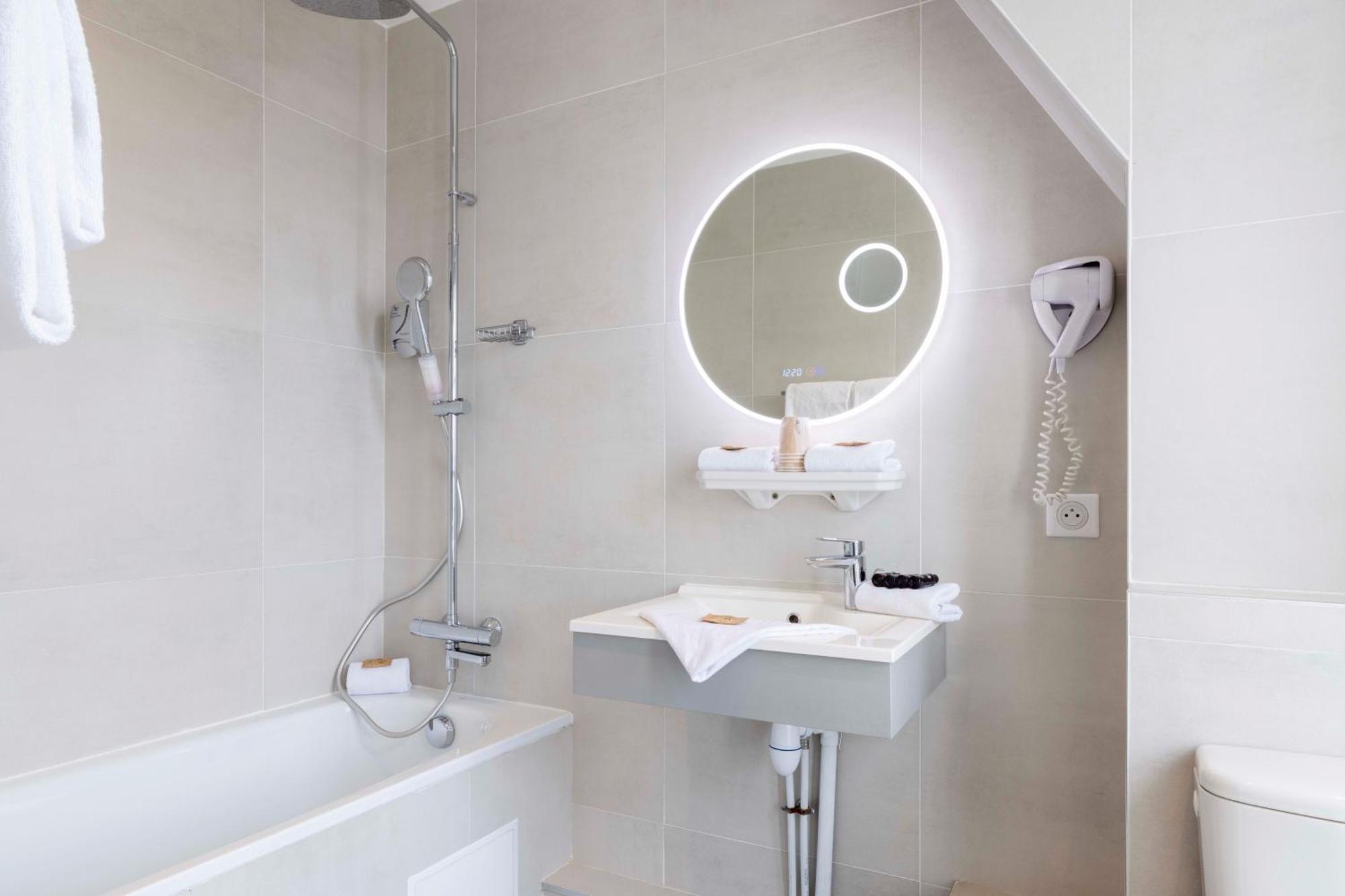 Quadruple Room with Tour Eiffel view,1602339194:JPEG