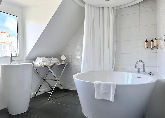 New Hotel République Parigi